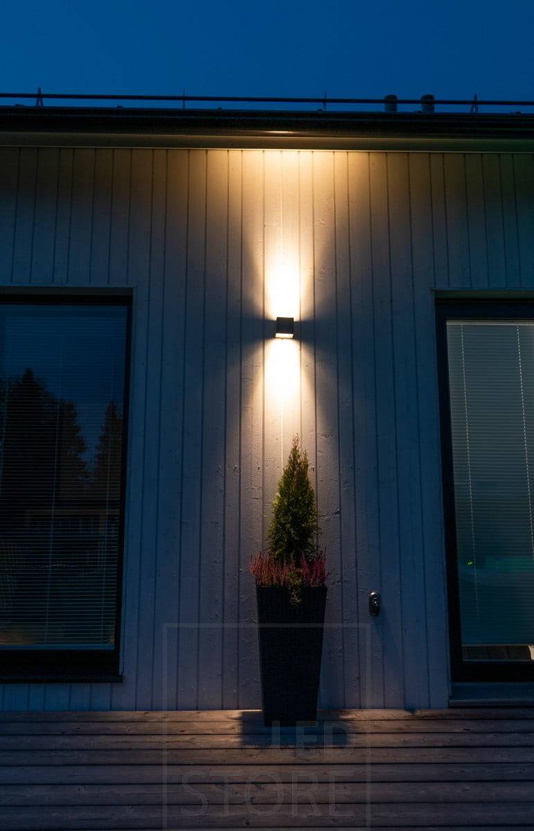 La luminaria de pared CUBIC OUT 2 está diseñada para su uso en exteriores e ilumina en dos direcciones. La luz tiene un tono cálido atmosférico.